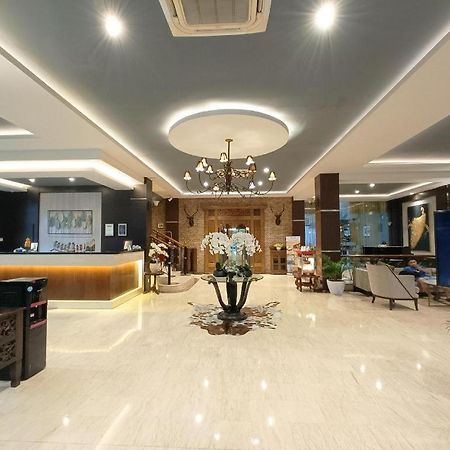 Narita Classic Hotel Surabaya Buitenkant foto
