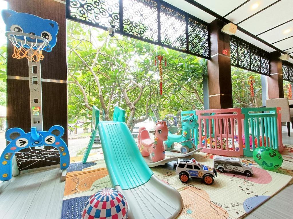 Narita Classic Hotel Surabaya Buitenkant foto