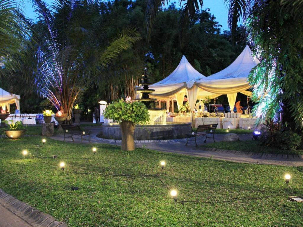 Narita Classic Hotel Surabaya Buitenkant foto