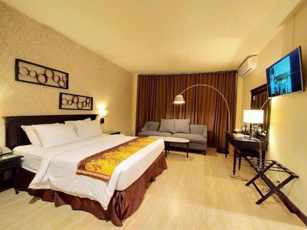 Narita Classic Hotel Surabaya Buitenkant foto