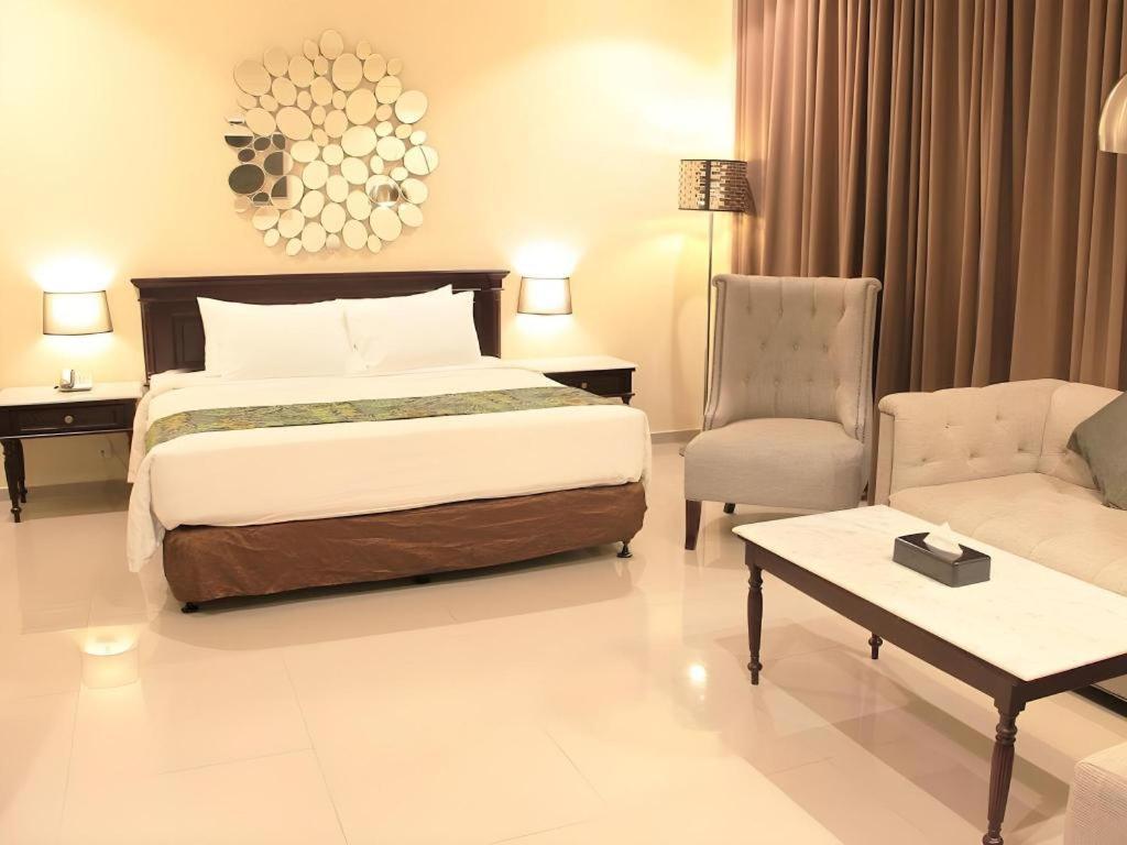 Narita Classic Hotel Surabaya Buitenkant foto