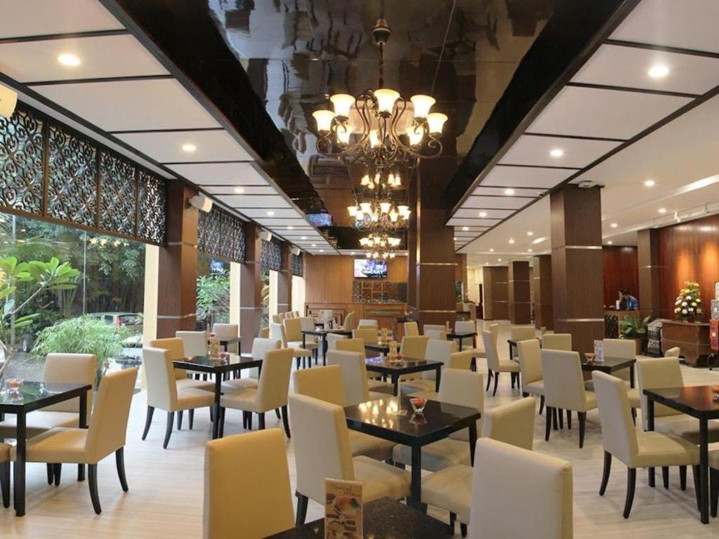 Narita Classic Hotel Surabaya Buitenkant foto
