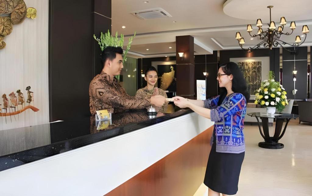 Narita Classic Hotel Surabaya Buitenkant foto