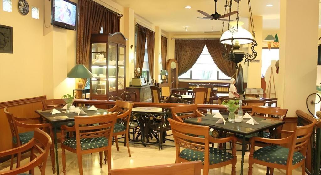 Narita Classic Hotel Surabaya Buitenkant foto