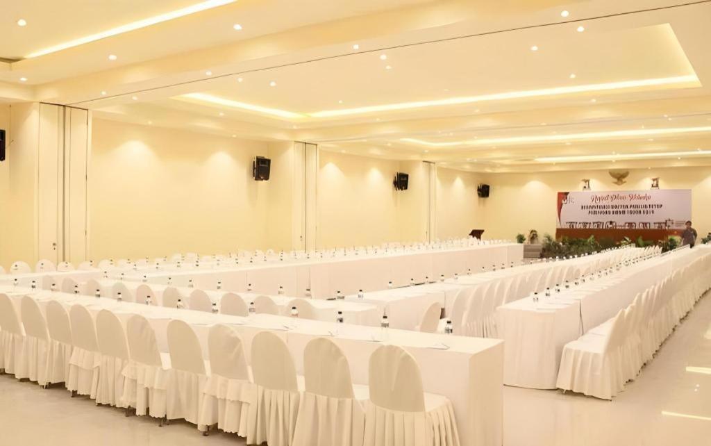 Narita Classic Hotel Surabaya Buitenkant foto