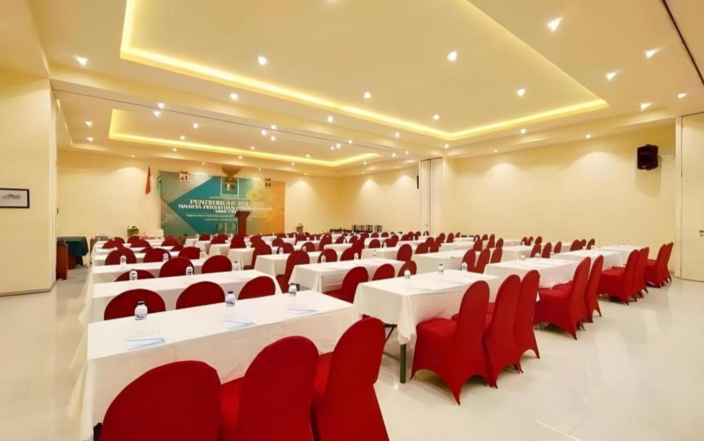 Narita Classic Hotel Surabaya Buitenkant foto