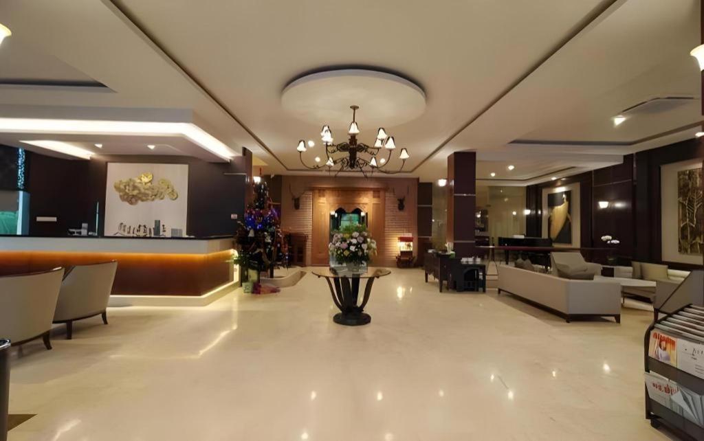 Narita Classic Hotel Surabaya Buitenkant foto