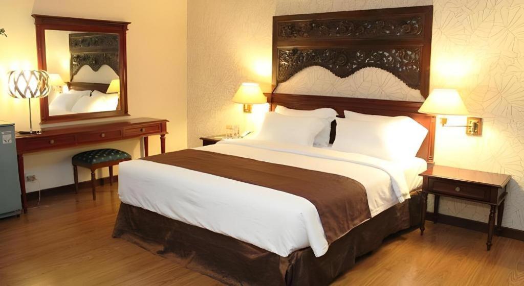 Narita Classic Hotel Surabaya Buitenkant foto