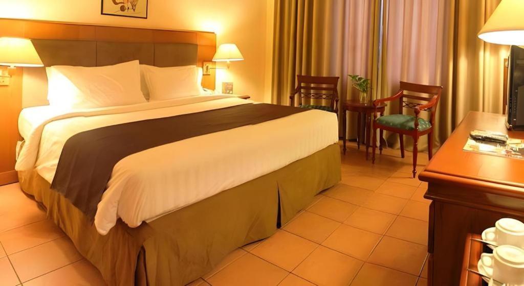Narita Classic Hotel Surabaya Buitenkant foto