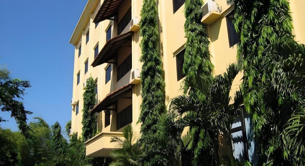 Narita Classic Hotel Surabaya Buitenkant foto
