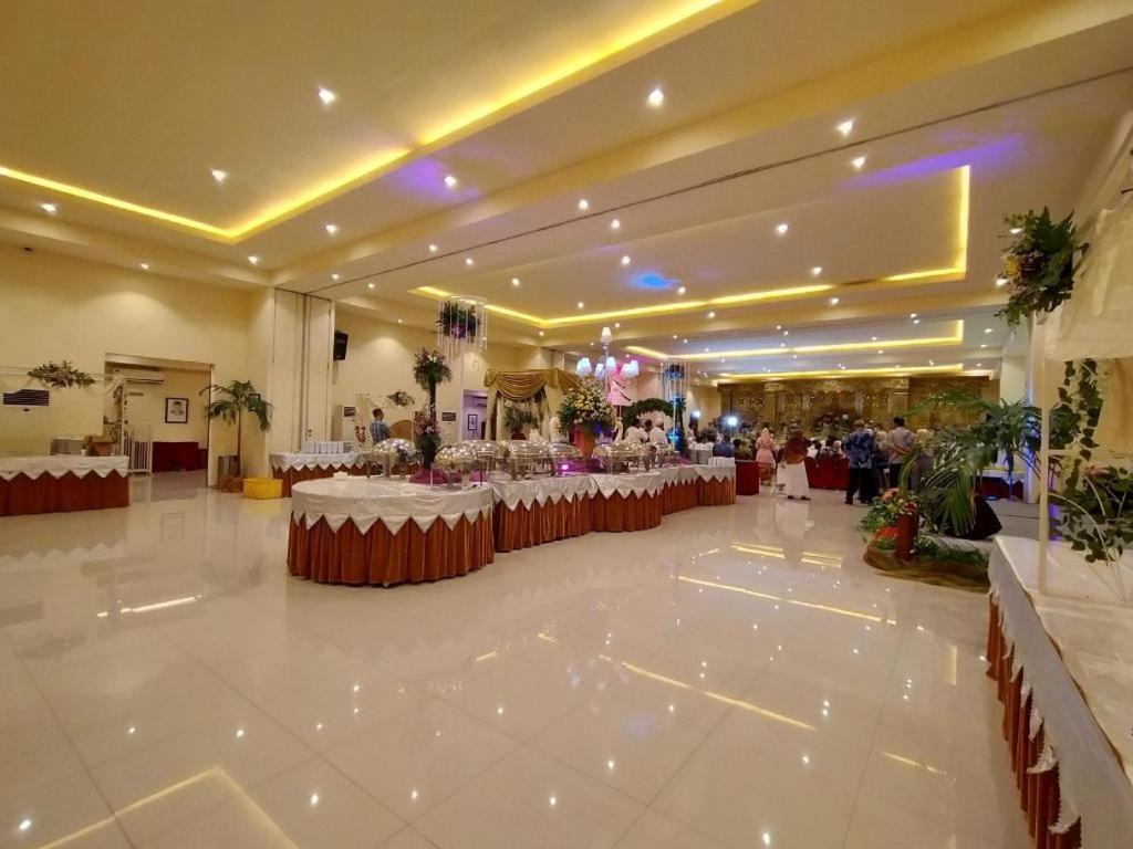 Narita Classic Hotel Surabaya Buitenkant foto